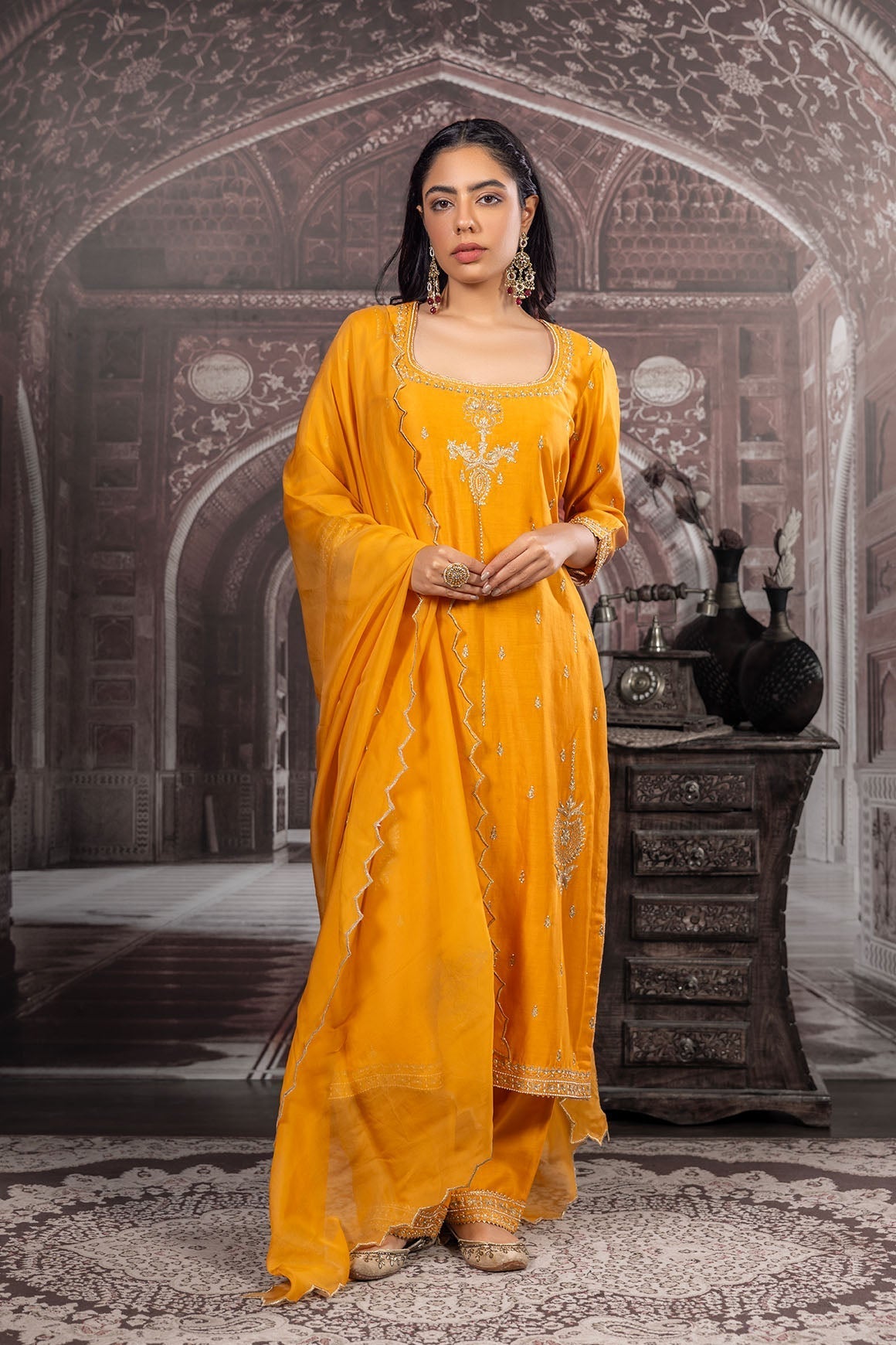 Sunehri Aari Set